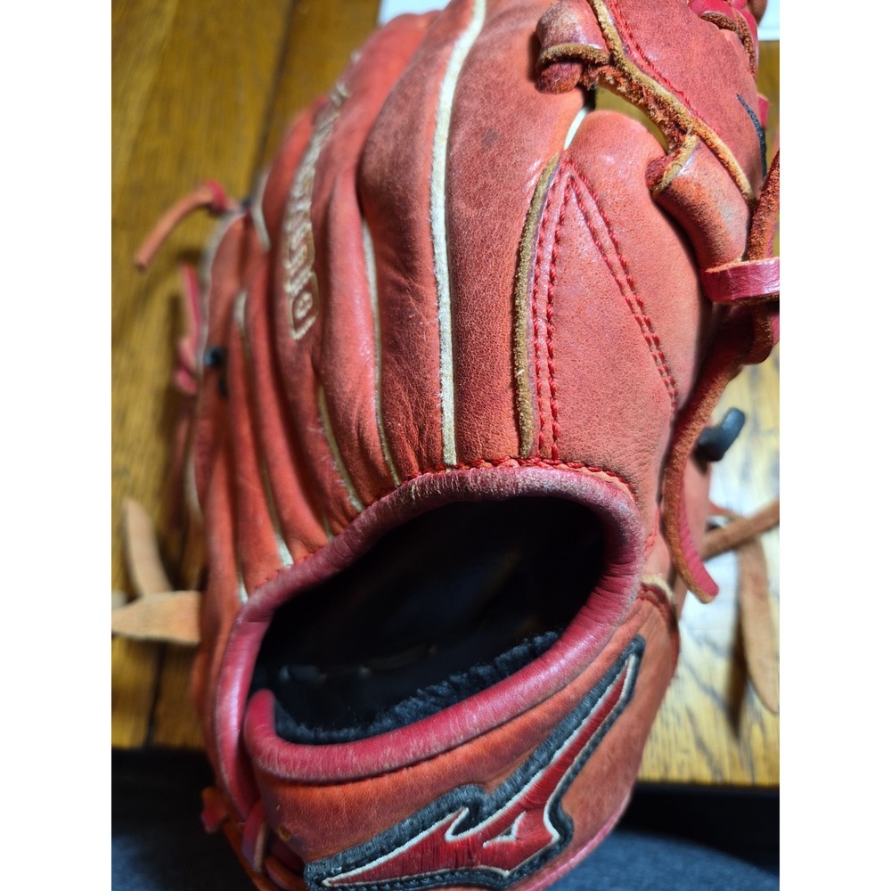 Mizuno Right Hand Throw Baseball Glove